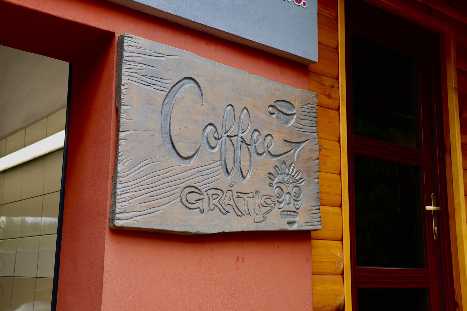 Vyřezávaná cedule Coffee gratis u kavárny PneuRS
