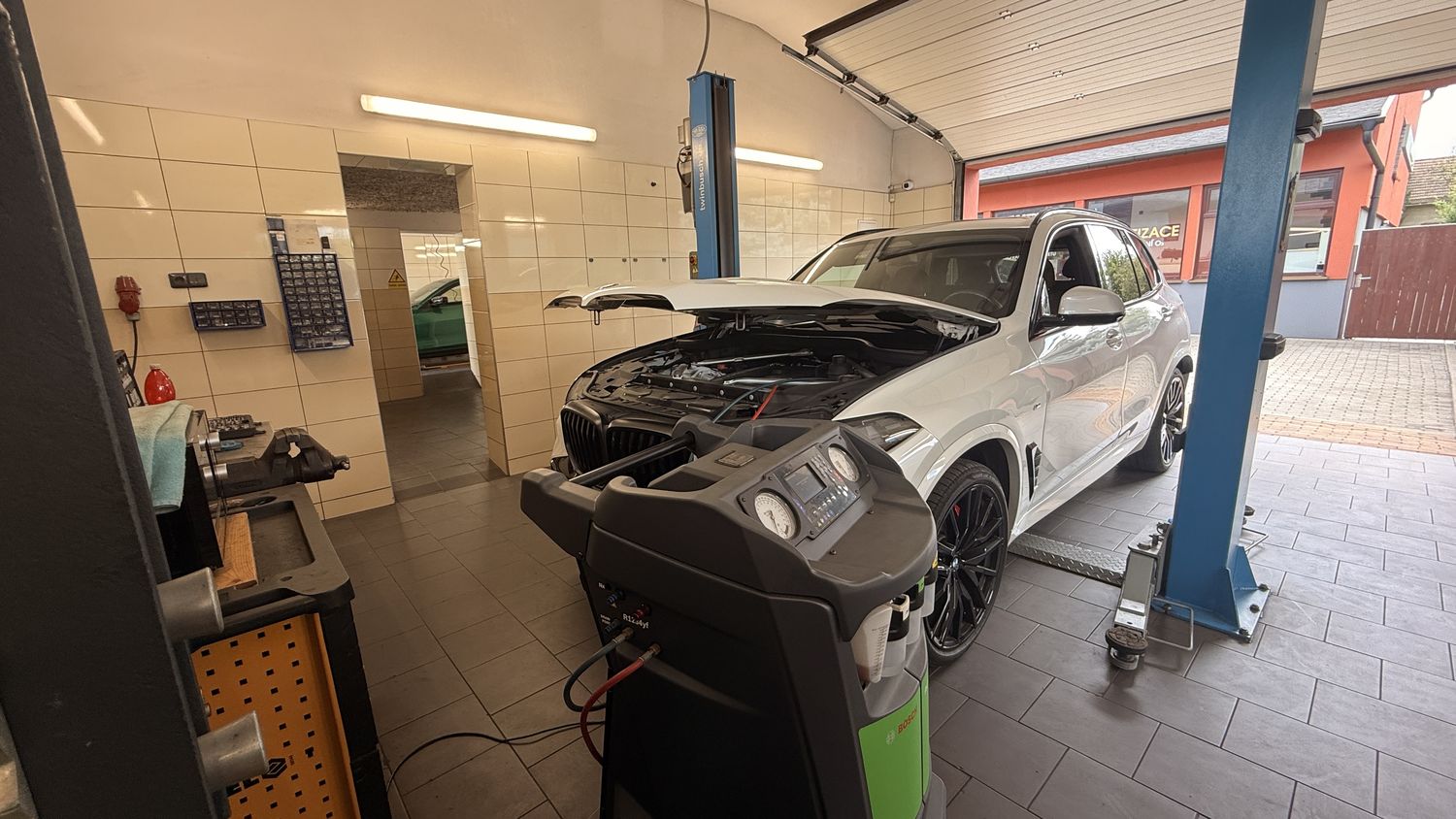 Plnění klimatizace a servis auta na zvedáku v autoservisu PneuRS