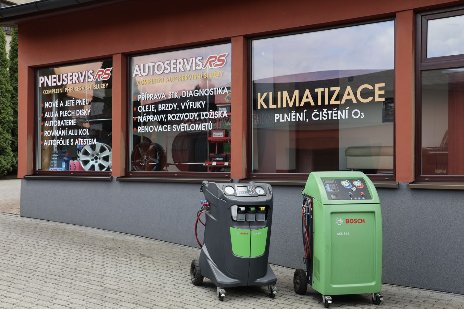 Výlohy pneuservisu a autoservisu PneuRS v Šenově u Ostravy s plničkami klimatizace Bosch